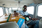 Papua-Neuguinea, East Sepik Province, Sepik River Region, Luke Hammer von der Samaritan Aviation Missionary Company und Dr. Preston Karue liefern Polio-Impfstoffe per Wasserflugzeug in der Sepik River Area während der Ausrottungskampagne des Ausbruchs im Jahr 2019