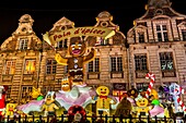 Frankreich, Pas-de-Calais (62), Arras, der Weihnachtsmarkt auf dem Grand'Place gilt als einer der schönsten in Nordfrankreich