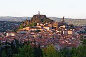 Frankreich, Haute Loire, Le Puy en Velay, eine Station auf dem Jakobsweg, Überblick über die Stadt, Kathedrale Notre Dame de l'Annonciation, von der UNESCO zum Weltkulturerbe erklärt