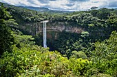 Mauritius, Bezirk Riviere Noire, Chamarel, Chamarel-Wasserfall (100 Meter hoch)