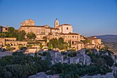 Frankreich, Vaucluse, Luberon, Gordes, etikettierte les Plus Beaux Villages de France (Die schönsten Dörfer Frankreichs), Überblick über das Dorf auf seinem Hügel