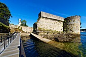 Frankreich, Finistere, Concarneau, Eingang zur Ville Close (mittelalterliche Stadtmauer) vom Fähranleger (bac du passage)