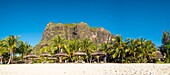 Mauritius, Bezirk Riviere Noire, Strand Morne vor dem Luxushotel Dinarobin Beachcomber Golf Resort & Spa und Morne Brabant, von der UNESCO zum Weltkulturerbe erklärt