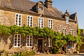 France, Finistère (29), Cornwall, Locronan, the village is ranked among the most beautiful villages in France and small towns of character, around the church the roofs of the village are works of art, the central square and the Renaissance houses are granite