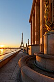 Frankreich, Paris, von der UNESCO zum Weltkulturerbe erklärt, Trocadero, Palais de Chaillot (1937) im neoklassizistischen Stil, der Platz der Menschenrechte und der Eiffelturm