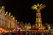 Frankreich, Pas-de-Calais (62), Arras, der Weihnachtsmarkt auf dem Grand'Place gilt als einer der schönsten in Nordfrankreich