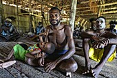 Indonésie, Papua, Agats district, Beriten village, Asmat tribe, drum ceremony