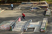 Frankreich, Indre et Loire, Loiretal als Weltkulturerbe der UNESCO, Tours, die Loire in Tours, Skateboardbahn auf der Insel Simon