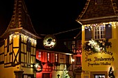 Frankreich, Haut Rhin, Eguisheim, "Les Plus Beaux Villages de France" (Die schönsten Dörfer Frankreichs), Haus eines Winzers, Fachwerk, Weihnachtsschmuck