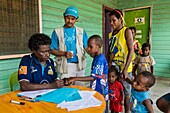 Papua-Neuguinea, Provinz East Sepik, Sepik River Region, Wewak City, Massenimpfung gegen Poliomyelitis im Rahmen der Kampagne zur Ausrottung der Epidemie 2019, Kennzeichnung der geimpften Kinder