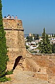 Spanien, Andalusien, Granada, die Alcazaba des Alhambra-Palastes, von der UNESCO zum Weltkulturerbe erklärt, zwischen dem 13. und 14. Jahrhundert von der Nasriden-Dynastie erbaut, islamische Architektur, im Hintergrund das Albaicin