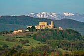 Frankreich, Puy de Dome, Schloss Montmorin im Regionalen Naturpark von Livradois Forez und im Hintergrund der Regionale Naturpark der Vulkane der Auvergne, Monts Dore, Sancy