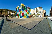 Spanien, Andalusien, Costa del Sol, Málaga, die Uferpromenade am Hafen, das Kunstzentrum Pompidou, der Kubus von Daniel Buren