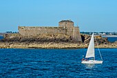 Frankreich, Ille et Vilaine, Cote d'Emeraude (Smaragdküste), Saint Malo, Segelboot vor dem von Vauban entworfenen Fort Petit-Bé