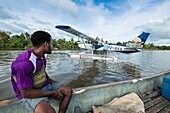 Papua-Neuguinea, Ost-Sepik-Provinz, Sepik River Region, Luke Hammer von der Samaritan Aviation Missionary Company und Dr. Preston Karue liefern Polio-Impfstoffe per Wasserflugzeug im Sepik River Gebiet während der Ausrottungskampagne des Ausbruchs im Jahr 2019