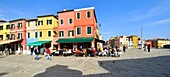 Italien, Venetien, Venedig, von der UNESCO zum Weltkulturerbe erklärt, Lagune von Venedig, Burano, bunte Häuser im Dorf der Insel Burano