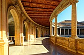 Spanien, Andalusien, Granada, Alhambra-Palast, UNESCO-Weltkulturerbe, erbaut zwischen dem 13. und 14. Jahrhundert von der Nasriden-Dynastie, islamische Architektur, Palast Karls des Fünften (palacio Carlos V), runder Innenhof