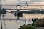 Frankreich, Loiret, Loiretal, von der UNESCO zum Weltkulturerbe erklärt, Châteauneuf-sur-Loire, die Brücke über die Loire