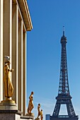 Frankreich, Paris, von der UNESCO zum Weltkulturerbe erklärtes Gebiet, Trocadero, Palais de Chaillot (1937) im neoklassizistischen Stil, der Platz der Menschenrechte und der Eiffelturm