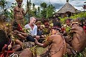 Papua New Guinea, Simbu Province, Kagaï village, documentary filming during a courtship ceremony called Tunim Head (Turning head)