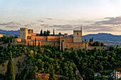 Spanien, Andalusien, Granada, der Alhambra-Palast, von der UNESCO zum Weltkulturerbe erklärt, zwischen dem 13. und 14. Jahrhundert von der Nasriden-Dynastie erbaut, islamische Architektur, im Hintergrund die Sierra Nevada