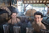 Frankreich, Savoyen, Meribel, Tarentaise-Tal, Zuflucht Christi in La Traie über den Villard des Allues zu Fuß oder mit der Joëlette erreichbar, Whirlpool-Sitzung vor dem Schneebad