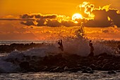 Ecuador, Galápagos-Archipel, von der UNESCO zum Weltkulturerbe erklärt, Insel San Cristóbal, Sonnenuntergang an der Lagune El Junco, eine der wenigen ständigen Süßwasserquellen auf den Galápagos-Inseln, die aufgrund ihrer Höhe - etwa 700 Meter über dem Meeresspiegel im Hochland von San Cristobal - die Verdunstung verhindert