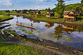 Papua-Neuguinea,Provinz East Sepik,Region Sepik River,Bezirk Angoram,Dorf Samban,Gesundheitszentrum Samban,Krankenschwestern fahren mit dem Kanu in die entlegensten Gebiete der Region,um an der Impfkampagne gegen Poliomyelitis auf dem Sepik River im Rahmen der Aktion zur Ausrottung der Epidemie im Jahr 2019 teilzunehmen