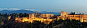 Spanien,Andalusien,Granada,der Alhambra-Palast,von der UNESCO zum Weltkulturerbe erklärt,zwischen dem 13. und 14. Jahrhundert von der Nasriden-Dynastie erbaut,islamische Architektur,im Hintergrund die Sierra Nevada