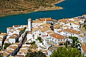 Spanien,Andalusien,Provinz Cadix,Zahara de la Sierra,Naturpark Sierra de Grazalema,Gesamtansicht des Dorfes,Ruta de los Pueblos Blancos (Straße der weißen Dörfer),Kapelle San Juan de Letran und Stausee von Zahara-el Gastor