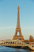 Frankreich,Paris,die Ufer der Seine,von der UNESCO zum Weltkulturerbe erklärt,der Eiffelturm und die Rouelle-Brücke über die Seine