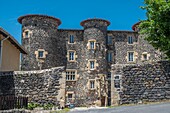 Frankreich,Haute Loire,Le Monestier sur Gazeille,das Schloss,Dorf am Jakobsweg,Parc naturel regional des Monts d'Ardeche (Regionales Naturreservat der Berge von Ardeche)