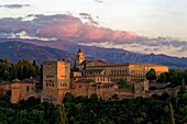 Spanien,Andalusien,Granada,der Alhambra-Palast,von der UNESCO zum Weltkulturerbe erklärt,zwischen dem 13. und 14. Jahrhundert von der Nasriden-Dynastie erbaut,islamische Architektur,im Hintergrund die Sierra Nevada