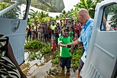 Papua-Neuguinea,East Sepik Province,Sepik River Region,Mark Pall von der Samaritan Aviation Missionary Company und Dr. Preston Karue liefern Polio-Impfstoffe per Wasserflugzeug im Sepik River Gebiet während der Ausrottungskampagne des Ausbruchs im Jahr 2019