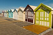 Frankreich,Somme,Baie de Somme,Cayeux-sur-mer,die größte Plankenstraße Europas,gesäumt von Strandhütten