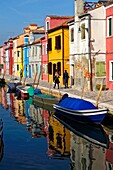 Italien,Venetien,Venedig,von der UNESCO zum Weltkulturerbe erklärt,Lagune von Venedig,Burano,bunte Häuser im Dorf der Insel Burano