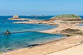 Frankreich,Ille et Vilaine,Cote d'Emeraude (Smaragdküste),Saint Malo,von Vauban entworfenes Fort auf der Felseninsel Petit-Bé links und Grand-Bé rechts,im Vordergrund das Sprungbrett und das Meerwasserbecken des Strandes Bon Secours bei Ebbe