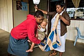 Papua-Neuguinea,Südliche Hochlandprovinz,Mendi,Mendi General Hospital,Personal kontrolliert das Gewicht eines Babys