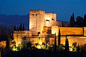 Spanien,Andalusien,Granada,der Alhambra-Palast,von der UNESCO zum Weltkulturerbe erklärt,zwischen dem 13. und 14. Jahrhundert von der Nasriden-Dynastie erbaut,islamische Architektur,die Sierra Nevada im Hintergrund