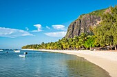 Mauritius,Bezirk Riviere Noire,Strand Morne vor dem Luxushotel Dinarobin Beachcomber Golf Resort & Spa und Morne Brabant,von der UNESCO zum Weltkulturerbe erklärt