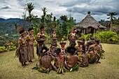 Papua New Guinea, Simbu Province, Kagaï village, courtship ceremony called Tunim Head (Turning head)