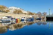 Frankreich,Paris,der Hafen des Bassin de l'Arsenal und die Statue auf der Place de la Bastille