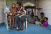 Papua-Neuguinea,Provinz East Sepik,Sepik River Region,Wewak Town,Boram Hospital,Verdacht auf Polio,der junge Nagui Hombi aus dem Dorf Numbogu ist an allen vier Gliedmaßen gelähmt und kann sich ohne die Hilfe eines Familienmitglieds nicht bewegen