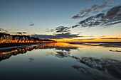 Frankreich,Somme,Baie de Somme,Saint-Valery-sur-Somme,Dämmerung über dem Dorf vom Somme-Kanal bei Ebbe