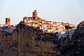 Spain, Andalusia, Cadiz Province, Arcos de la Frontera, White Villages route (Ruta de los Pueblos Blancos), the village on a rocky cliff, San Pedro church