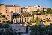 Frankreich,Vaucluse,Luberon,Gordes,etikettierte les Plus Beaux Villages de France (Die schönsten Dörfer Frankreichs),Überblick über das Dorf auf seinem Hügel