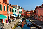 Italien,Venetien,Venedig,von der UNESCO zum Weltkulturerbe erklärt,Lagune von Venedig,Burano,bunte Häuser im Dorf der Insel Burano