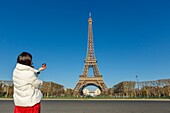 Frankreich,Paris,Stadtteil des Eiffelturms,der von der UNESCO zum Weltkulturerbe erklärt wurde,der Eiffelturm und der Palais de Chaillot (1937) im Hintergrund mit dem Trocadero und dem Platz der Menschenrechte