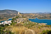 Spanien,Andalusien,Provinz Cadix,Zahara de la Sierra,Naturpark Sierra de Grazalema,Gesamtansicht des Dorfes,Ruta de los Pueblos Blancos (Straße der weißen Dörfer),Kapelle San Juan de Letran und der mittelalterliche Turm oberhalb des Dorfes und der Stausee von Zahara-el Gastor