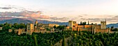 Spanien,Andalusien,Granada,der Alhambra-Palast,von der UNESCO zum Weltkulturerbe erklärt,erbaut zwischen dem 13. und 14. Jahrhundert von der Nasriden-Dynastie,islamische Architektur,im Hintergrund die Sierra Nevada